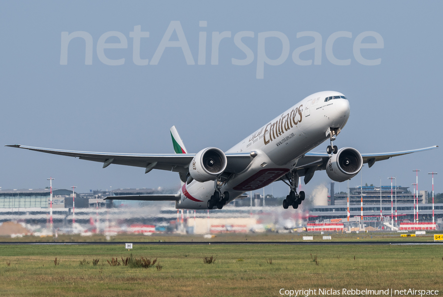 Emirates Boeing 777-31H(ER) (A6-EPZ) | Photo 260945