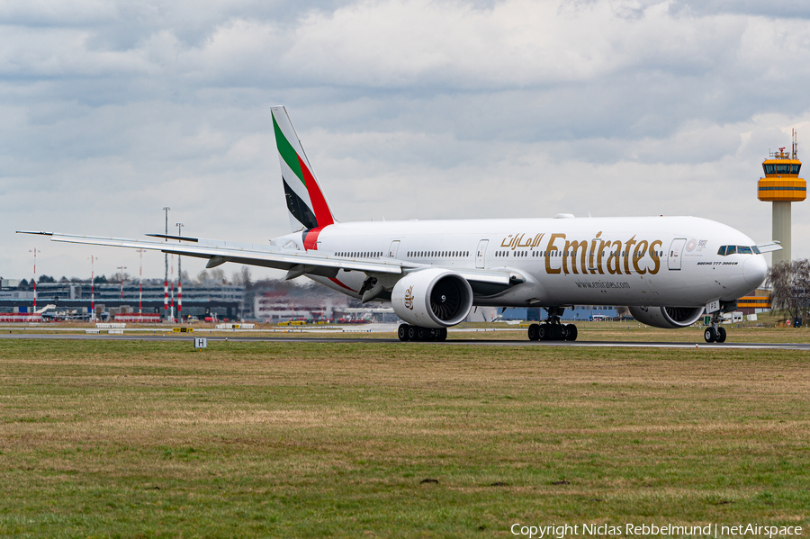 Emirates Boeing 777-31H(ER) (A6-EPZ) | Photo 439235