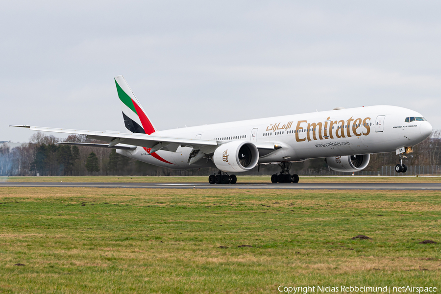 Emirates Boeing 777-31H(ER) (A6-EQK) | Photo 373379