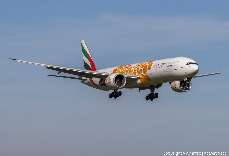 Emirates Boeing 777-31H(ER) (A6-EQO) | Photo 475512