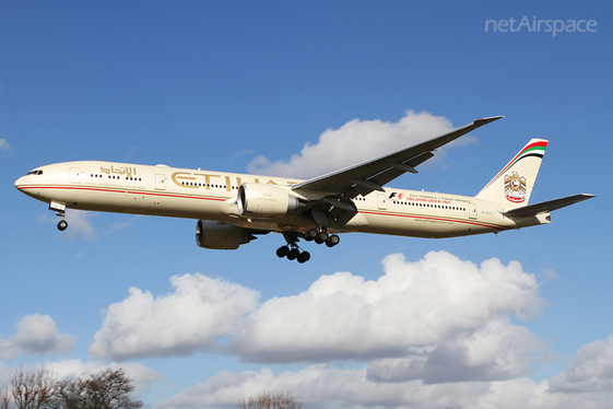 Etihad Airways Boeing 777-3FX(ER) (A6-ETL) at  London - Heathrow, United Kingdom