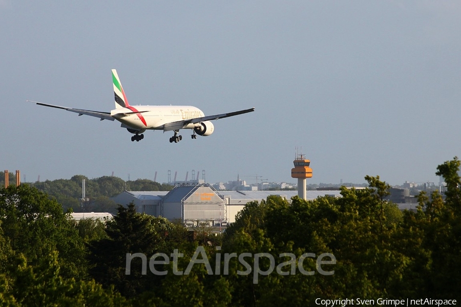 Emirates Boeing 777-21H(LR) (A6-EWI) | Photo 142501