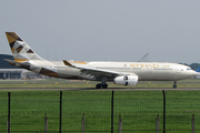 Etihad Airways Airbus A330-243 (A6-EYF) at  Jakarta - Soekarno-Hatta International, Indonesia