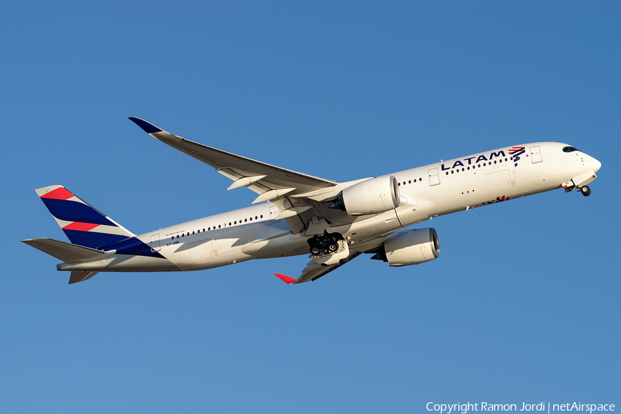 Qatar Airways (LATAM Airlines Brasil) Airbus A350-941 (A7-AMB) | Photo 308171