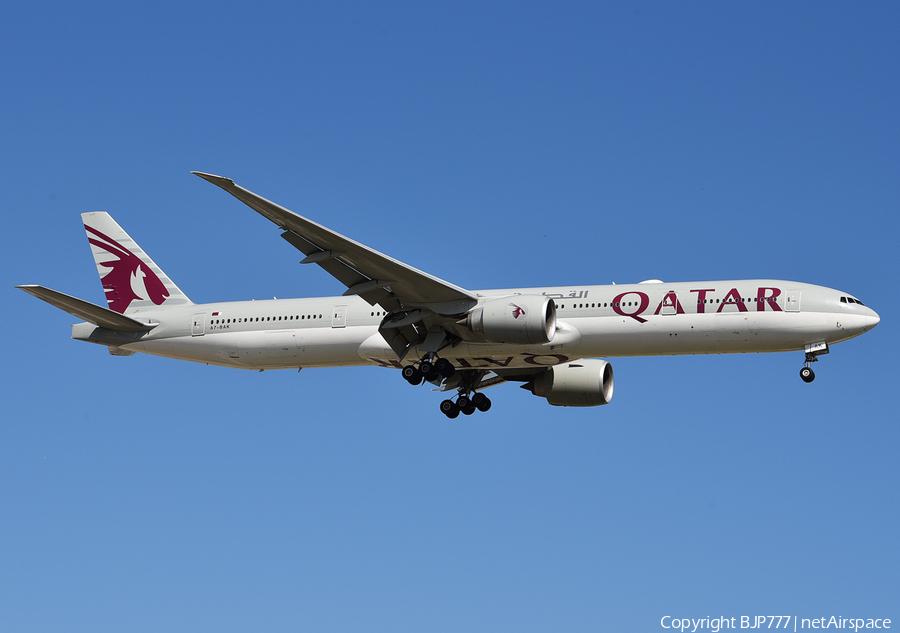 Qatar Airways Boeing 777-3DZ(ER) (A7-BAK) | Photo 437655