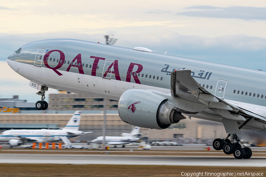 Qatar Airways Boeing 777-3DZ(ER) (A7-BAO) | Photo 554170