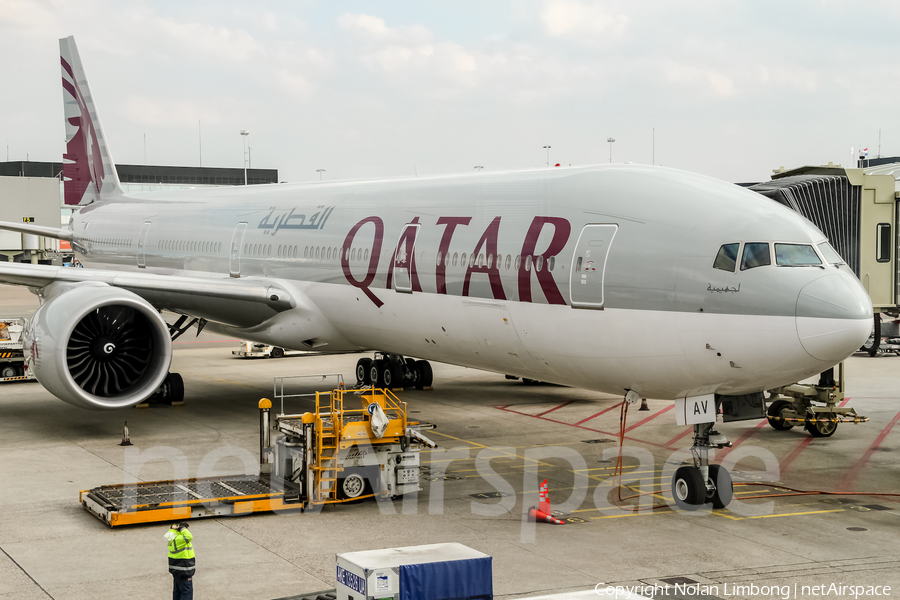 Qatar Airways Boeing 777-3DZ(ER) (A7-BAV) | Photo 389288