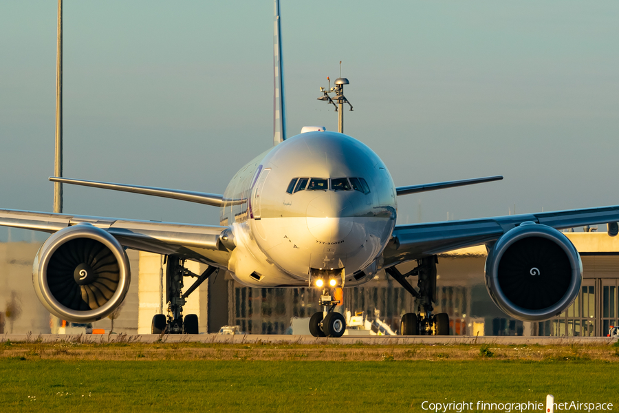 Qatar Airways Boeing 777-3DZ(ER) (A7-BAV) | Photo 536256