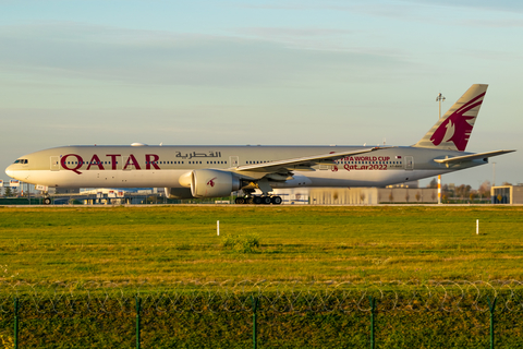 Qatar Airways Boeing 777-3DZ(ER) (A7-BAV) at  Berlin Brandenburg, Germany