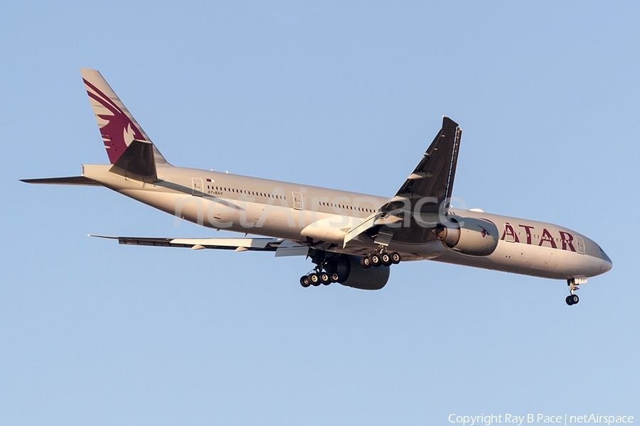 Qatar Airways Boeing 777-3DZ(ER) (A7-BAV) | Photo 393596