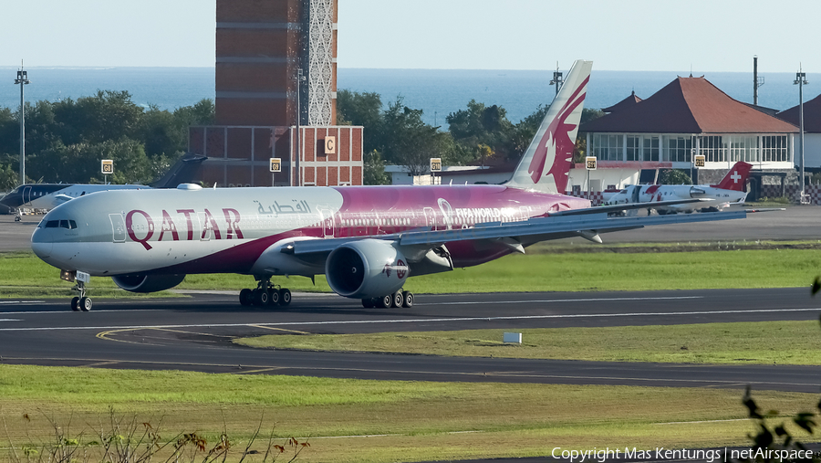 Qatar Airways Boeing 777-3DZ(ER) (A7-BEB) | Photo 525374