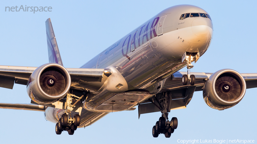 Qatar Airways Boeing 777-3DZ(ER) (A7-BED) | Photo 242093