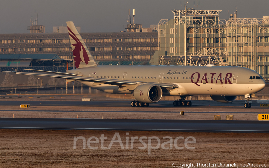 Qatar Airways Boeing 777-3DZ(ER) (A7-BED) | Photo 421951