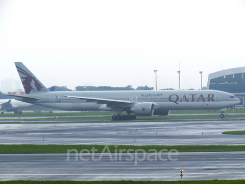 Qatar Airways Boeing 777-3DZ(ER) (A7-BEH) at  Jakarta - Soekarno-Hatta International, Indonesia
