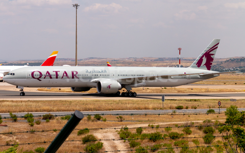 Qatar Airways Boeing 777-3DZ(ER) (A7-BEP) at  Madrid - Barajas, Spain