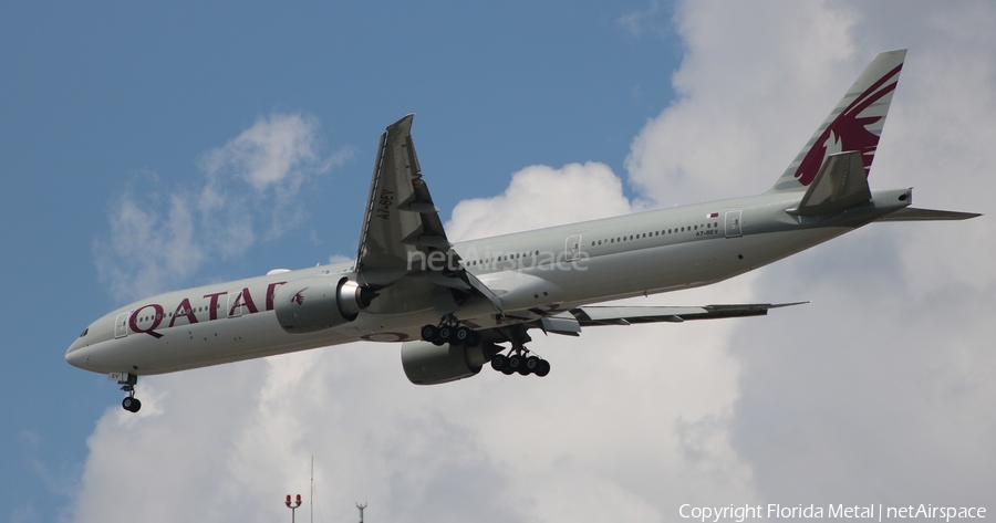 Qatar Airways Boeing 777-3DZ(ER) (A7-BEV) | Photo 435091