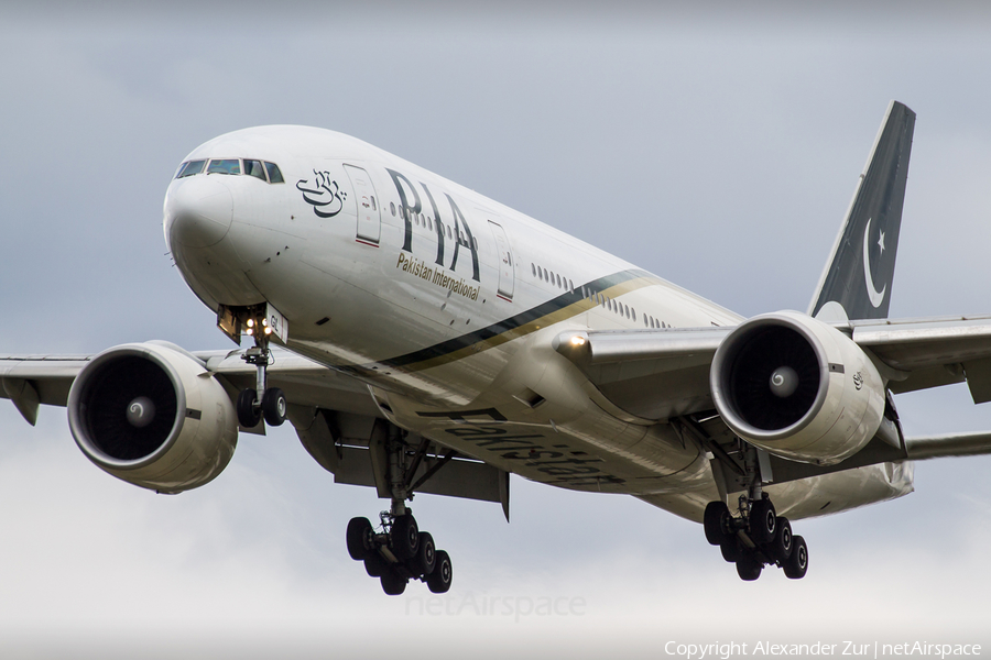 Pakistan International Airlines - PIA Boeing 777-240(ER) (AP-BGL) | Photo 92498