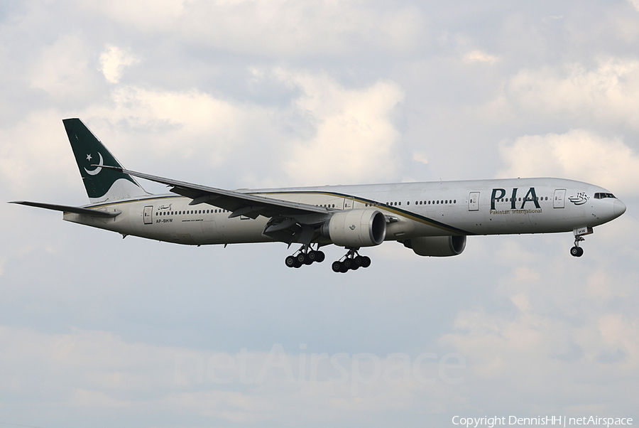 Pakistan International Airlines - PIA Boeing 777-340(ER) (AP-BHW) | Photo 447281