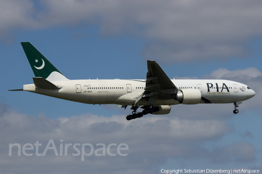 Pakistan International Airlines - PIA Boeing 777-240(ER) (AP-BHX) | Photo 124453