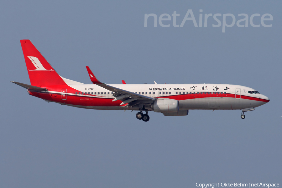 Shanghai Airlines Boeing 737-86D (B-1742) | Photo 156269