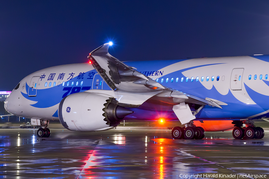 China Southern Airlines Boeing 787-8 Dreamliner (B-2727) | Photo 304574