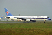 China Southern Airlines Boeing 757-21B (B-2825) at  Guangzhou - Baiyun (closed), China
