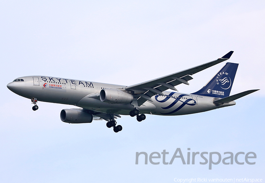 China Eastern Airlines Airbus A330-243 (B-5949) | Photo 364066