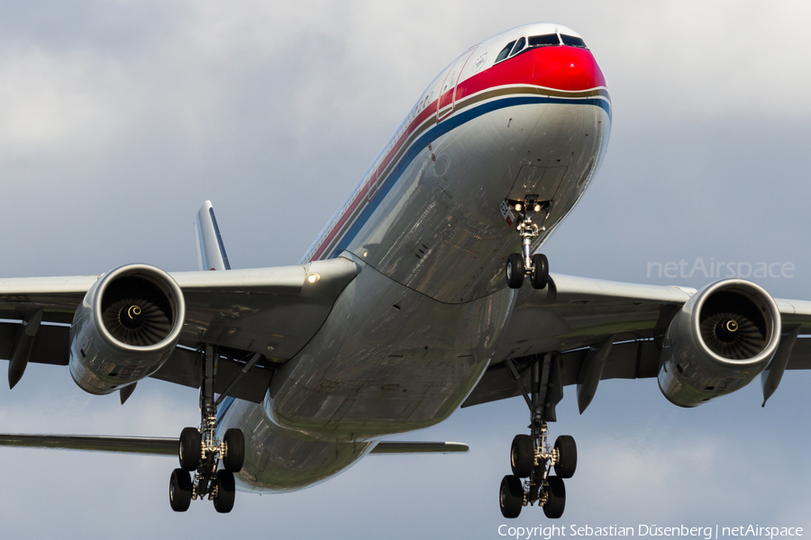 China Eastern Airlines Airbus A330-243 (B-5952) | Photo 116950