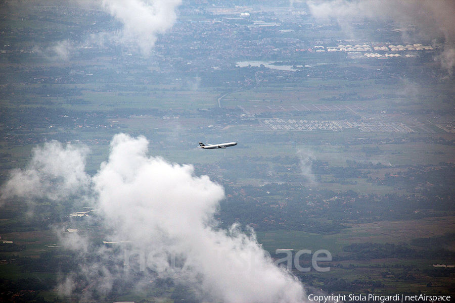 Cathay Pacific Airbus A330-343 (B-LBC) | Photo 360481