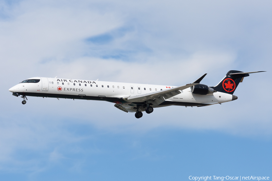 Air Canada Express (Jazz) Bombardier CRJ-705ER (C-FCJZ) | Photo 610483