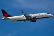 Air Canada Express (Jazz) Embraer ERJ-175SU (ERJ-170-200SU) (C-FFYG) at  New York - John F. Kennedy International, United States