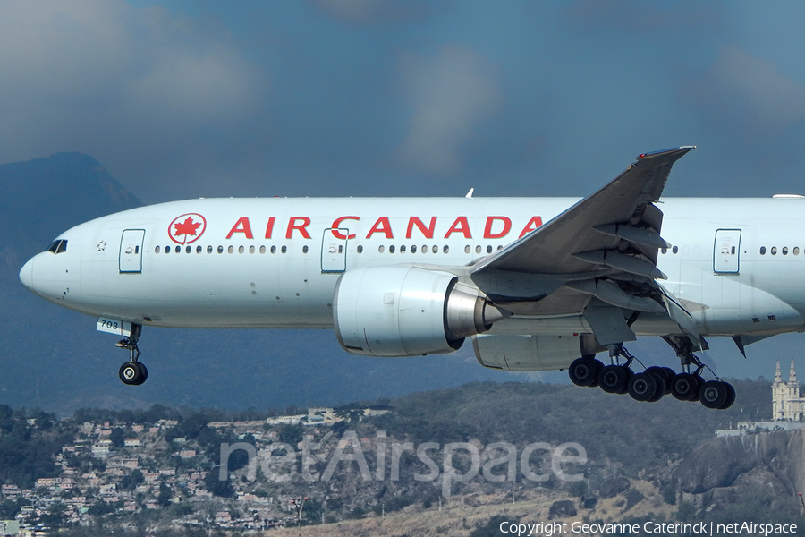 Air Canada Boeing 777-233(LR) (C-FIUJ) | Photo 393082
