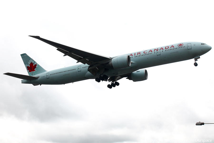 Air Canada Boeing 777-333(ER) (C-FIUV) | Photo 183699