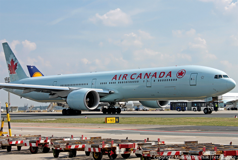 Air Canada Boeing 777-333(ER) (C-FIVS) | Photo 32596