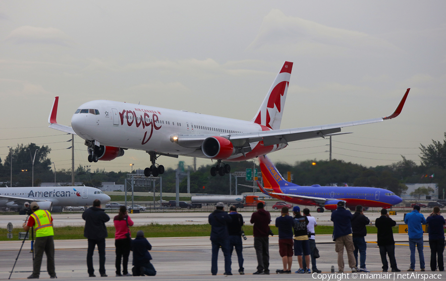 Air Canada Rouge Boeing 767-333(ER) (C-FMWP) | Photo 96116