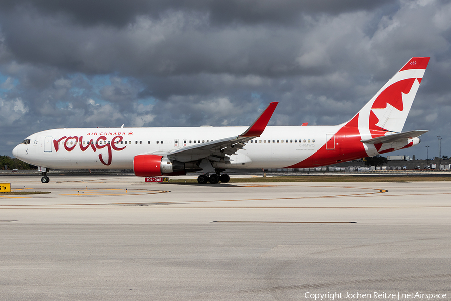 Air Canada Rouge Boeing 767-333(ER) (C-FMWQ) | Photo 248798
