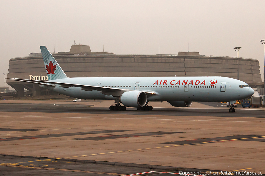 Air Canada Boeing 777-333(ER) (C-FNNU) | Photo 88932