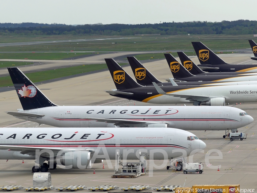 Cargojet Airways Boeing 767-33A(ER)(BDSF) (C-FPIJ) | Photo 618574