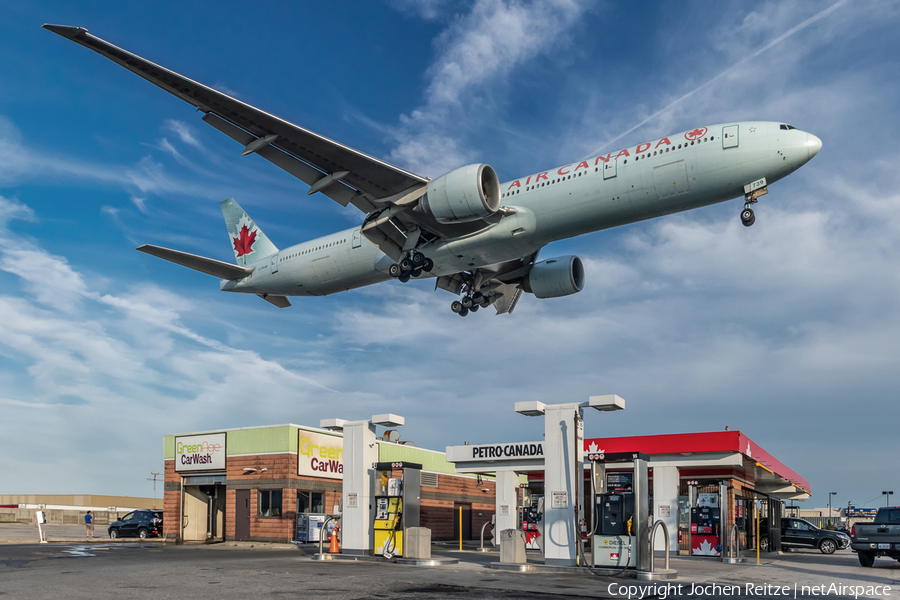 Air Canada Boeing 777-333(ER) (C-FRAM) | Photo 264715