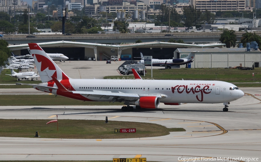 Air Canada Rouge Boeing 767-333(ER) (C-GHLQ) | Photo 309569