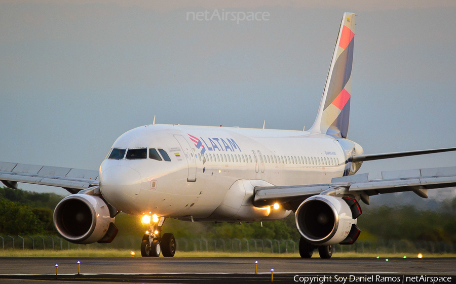 LAN Airlines Airbus A320-233 (CC-BAC) | Photo 489148