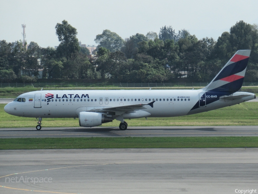 LATAM Airlines Chile Airbus A320-214 (CC-BAS) | Photo 303452