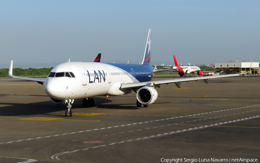 LATAM Airlines Chile Airbus A321-211 (CC-BEH) | Photo 252659