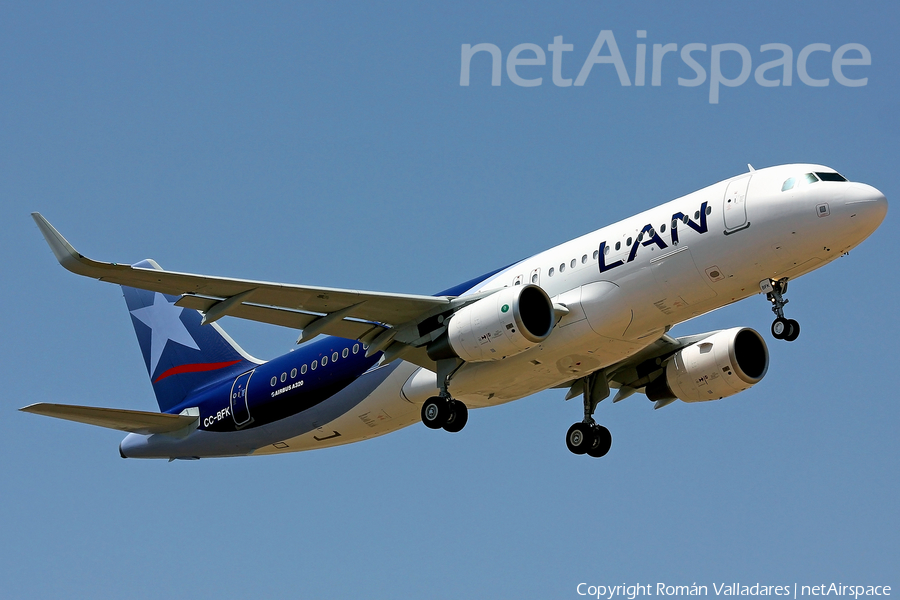 LAN Airlines Airbus A320-214 (CC-BFK) | Photo 596859