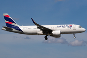 LATAM Airlines Chile Airbus A320-214 (CC-BFO) at  Miami - International, United States