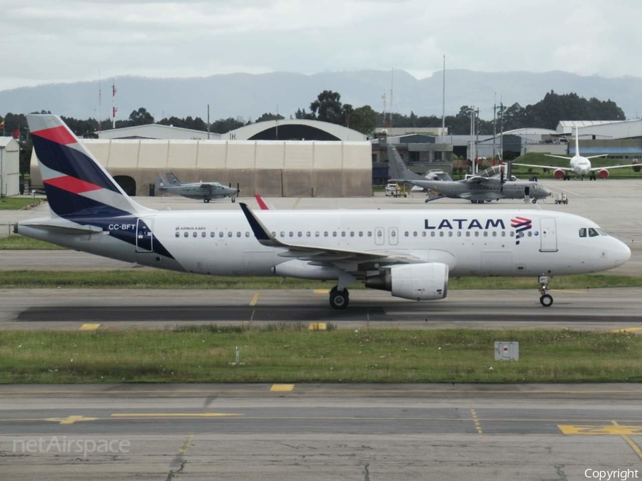 LATAM Airlines Chile Airbus A320-214 (CC-BFT) | Photo 350026
