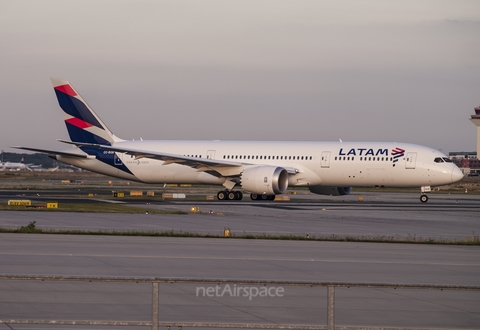 LATAM Airlines Chile Boeing 787-9 Dreamliner (CC-BGB) at  Frankfurt am Main, Germany