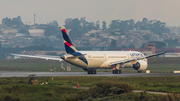 LATAM Airlines Chile Boeing 787-9 Dreamliner (CC-BGL) at  Sao Paulo - Guarulhos - Andre Franco Montoro (Cumbica), Brazil