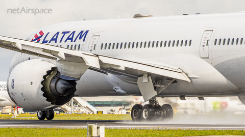 LATAM Airlines Chile Boeing 787-9 Dreamliner (CC-BGU) at  Lisbon - Portela, Portugal