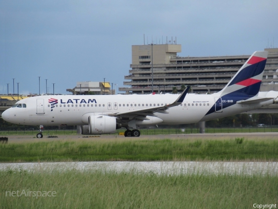 LATAM Airlines Chile Airbus A320-271N (CC-BHB) | Photo 518529